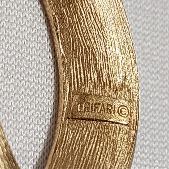 Crown Trifari Gold and White Enamel Brooch and Earring Knot Set - Picture 9 of 13